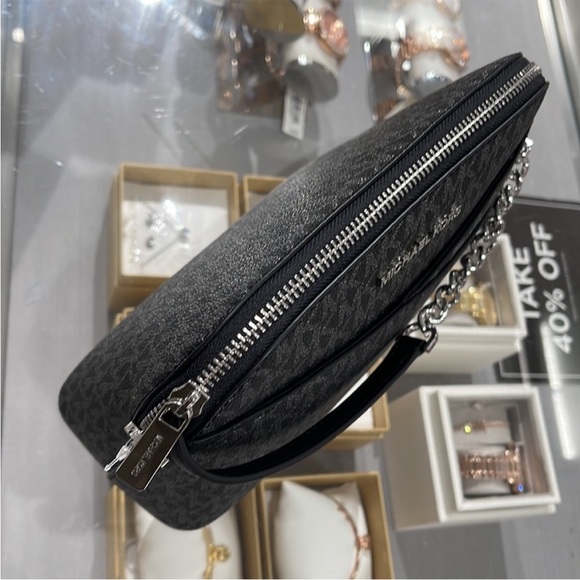 MICHAEL KORS Jet Set Medium Logo Dome - Picture 6 of 15